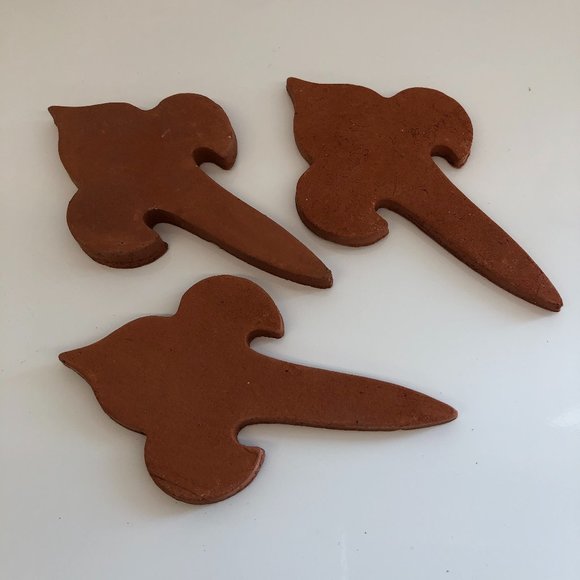 SET/3 Hand-Crafted Terra Cotta Fleur de Lis - Picture 1 of 4